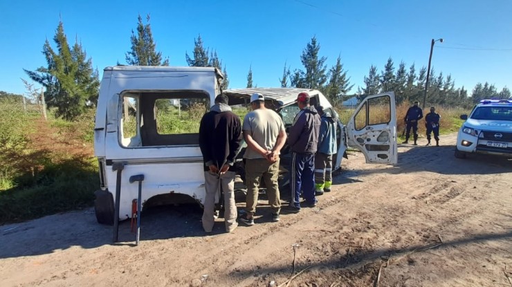 Desarmaban una camioneta, fueron aprehendidos